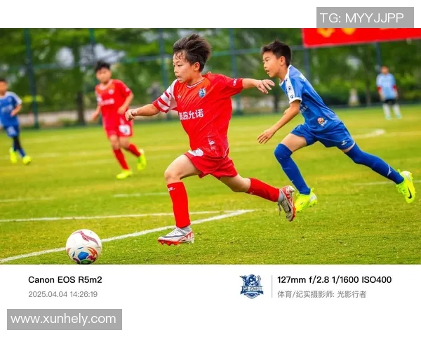 足球明星与拍照框的精彩瞬间展现完美合影的魅力与激情