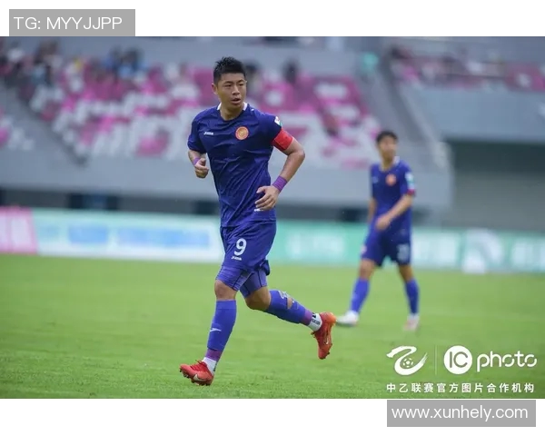 足球明星风采展示及其生平简介全方位解析与精彩瞬间回顾